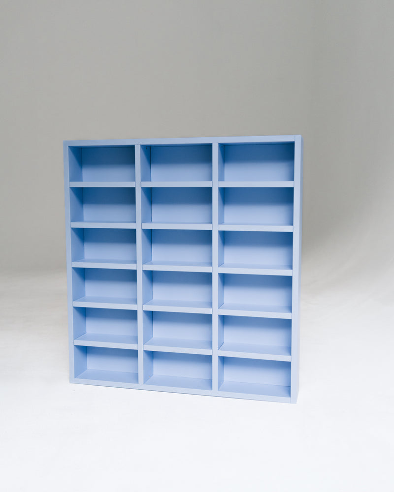 JW-Regal Blau 80cm hoch mit 15 Einlegeböden - Frontansicht