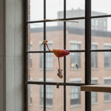 Mobile-Kuenstlerkranich vor Fenster  #ki