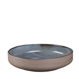 Frisch aus dem Ofen - dampfendes Gericht in der Auflaufform Ikebana.