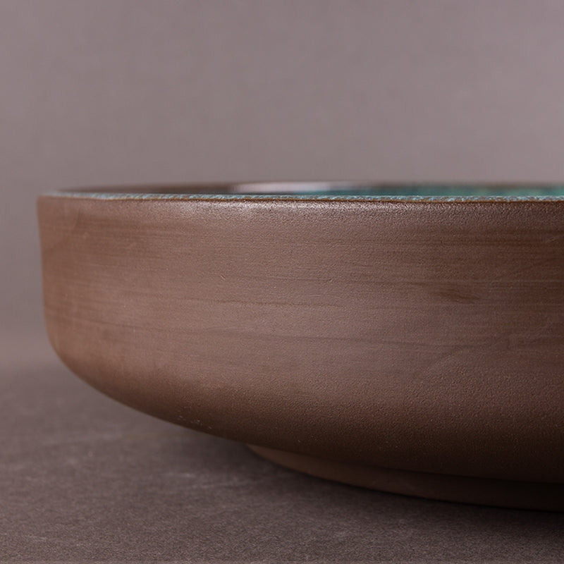  Detail der farbigen Innenglasur der Steinzeug-Form Ikebana.