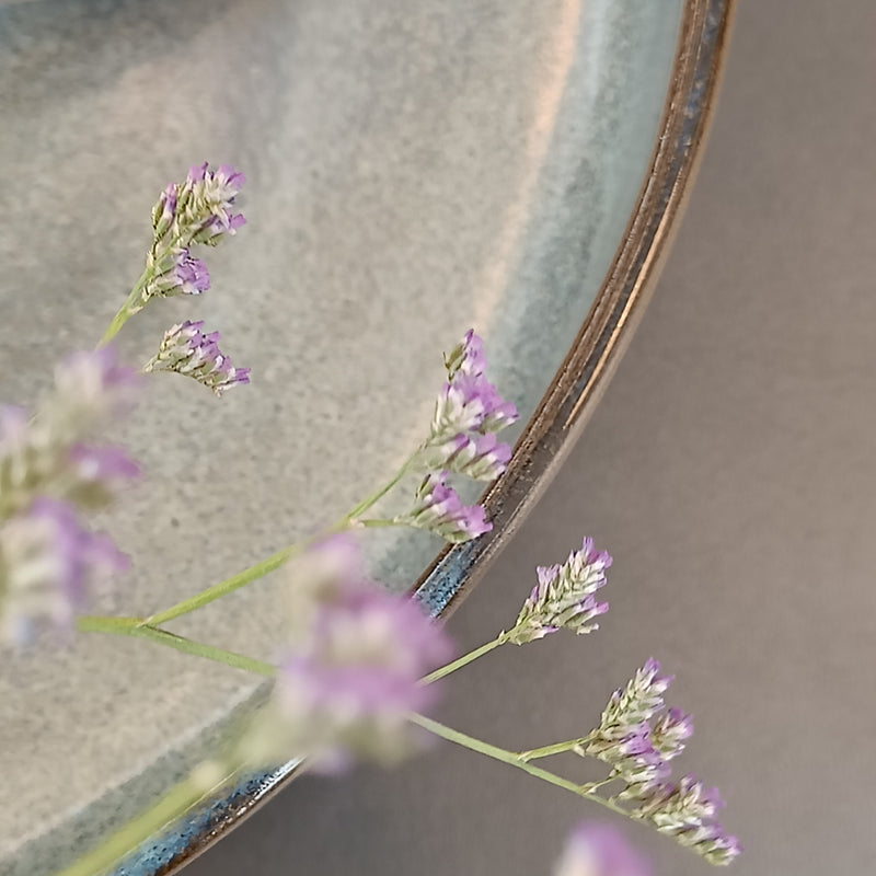 Detail der farbigen Innenglasur der Steinzeug-Form Ikebana.