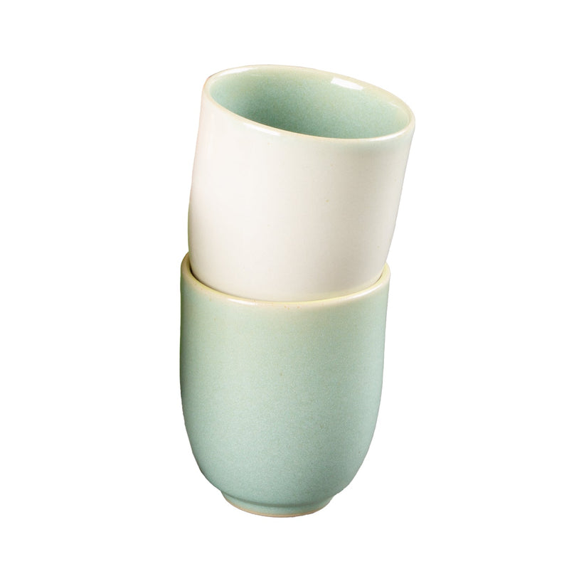 Der Becher Bella hübsch als Geschenk verpackt mit Geschenkband

