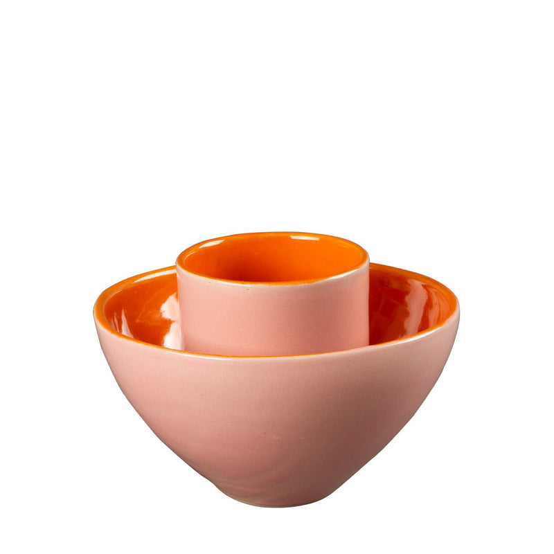 Eine Gruppe von Bechern Bella in verschiedenen Farben, aufgereiht auf einem Regal