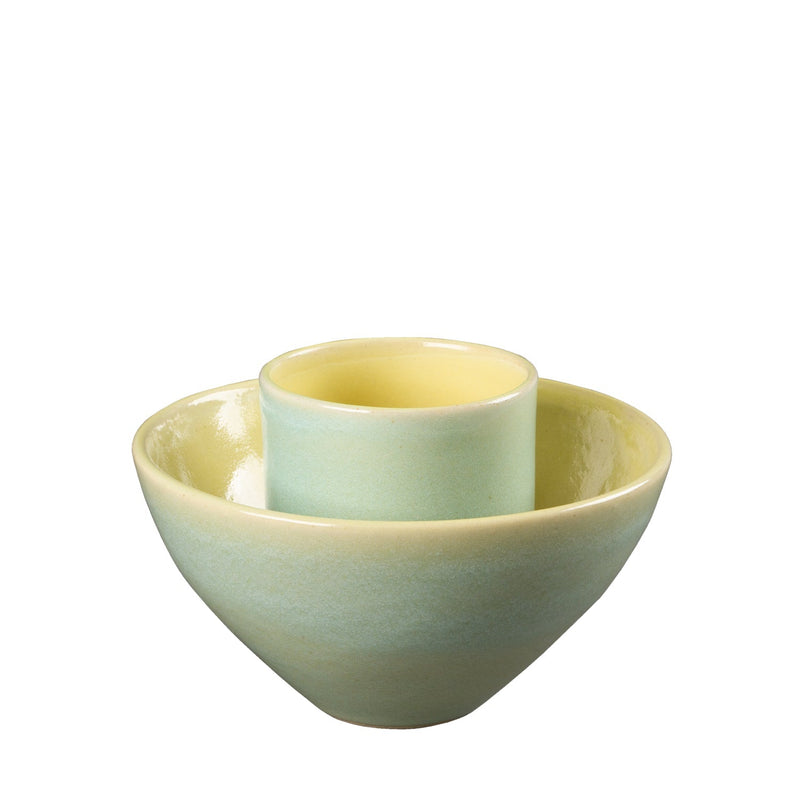 Becher Bella in einem gemütlichen Morgenritual mit Buch auf dem Tisch