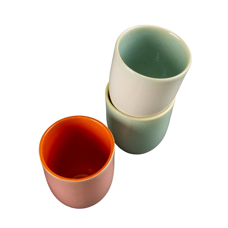 Drei Becher Bella in verschiedenen Farbkombinationen der Innen- und Außenglasur