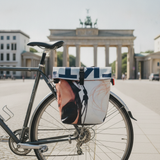 Die Fahrradtasche Flink hängt auf dem Fahrrad am Brandenburger Tor, Berlin.  #ki