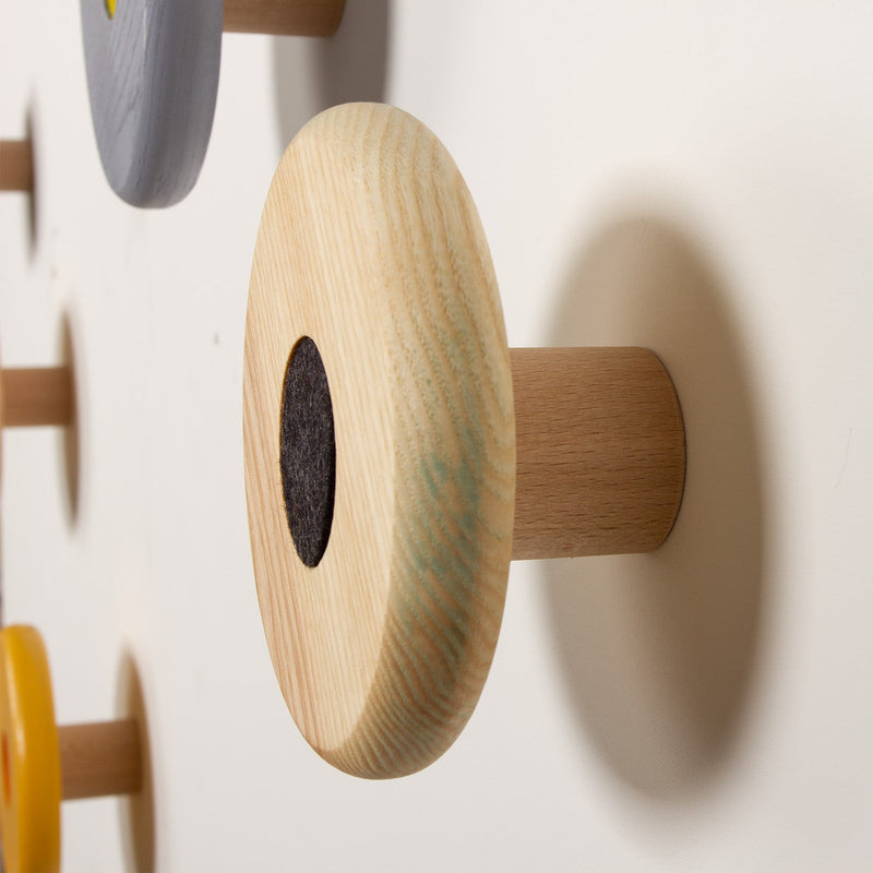 Handgefertigte Garderobe Pointguard in zwei Größen, Holz und Filz