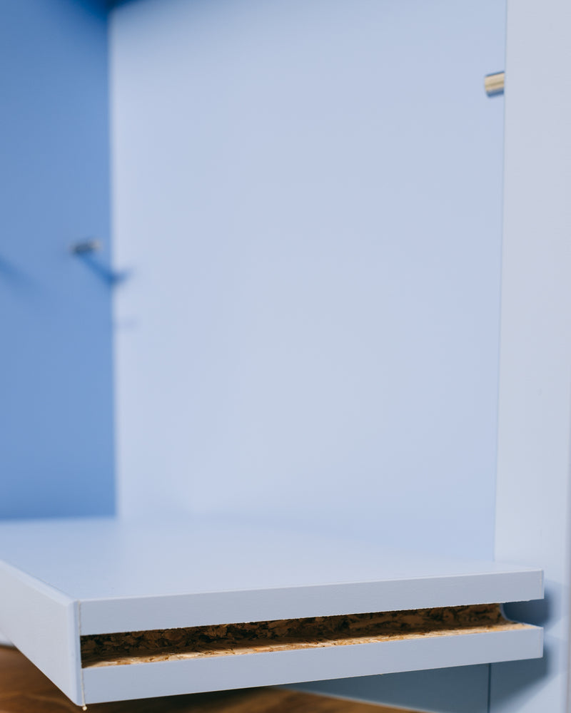 Detail der Schlüsselloch-Aufhängung des JW-Regals Blau