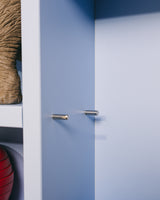 JW-Regal Blau im Bad organisiert Pflegeprodukte und Flakons