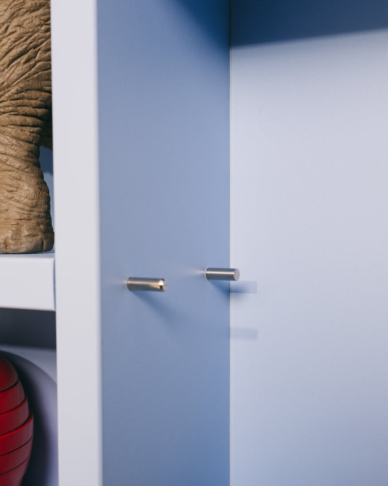 JW-Regal Blau im Bad organisiert Pflegeprodukte und Flakons