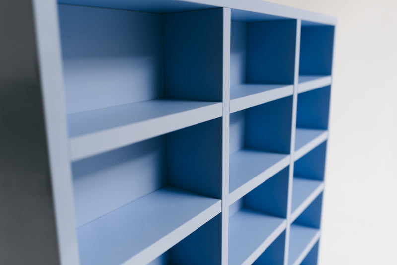 Detail des JW-Regals Blau