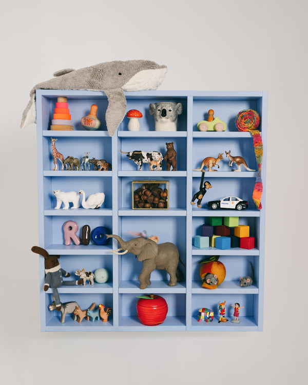 JW-Regal Blau im Kinderzimmer mit Spielzeug und Tonie-Figuren