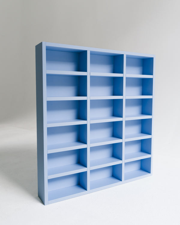 JW-Regal Blau im Wohnzimmer mit Deko und Sammelobjekten