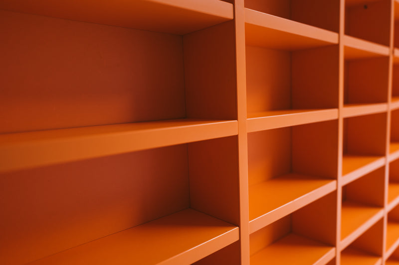 JW-Regal Orange im Arbeitszimmer als Organisationssystem für Büromaterial