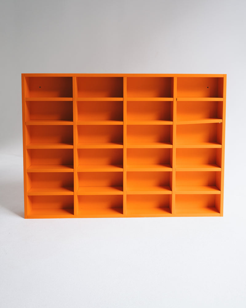 JW-Regal Orange 118cm hoch mit 20 Einlegeböden - Frontansicht