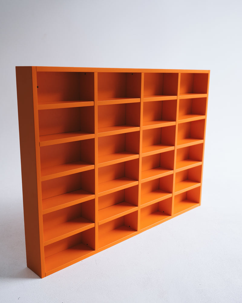 JW-Regal Orange als fröhlicher Farbtupfer im Wohnzimmer mit Deko