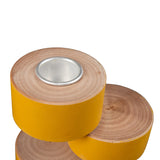 Detailaufnahme der Esche-Holzmaserung und umweltfreundlichen Lackierung gelb