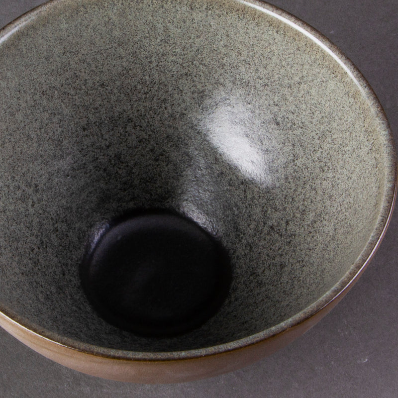 Detail der glatten, grauen Innenglasur der Steinzeug-Schale Louisa.