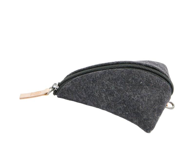 Detail der weichen Schurwoll-Textur des Beetle Etuis