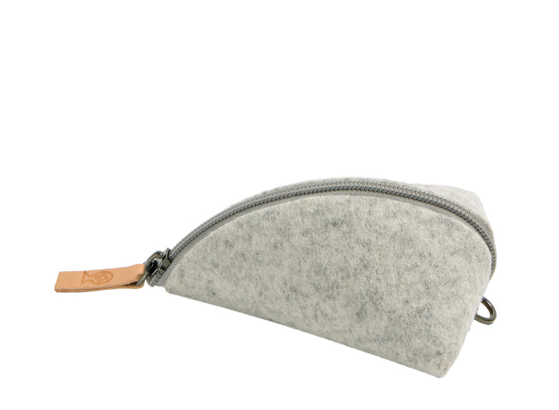 Großes Beetle Mäppchen gefüllt mit Stiften und Büro-Utensilien