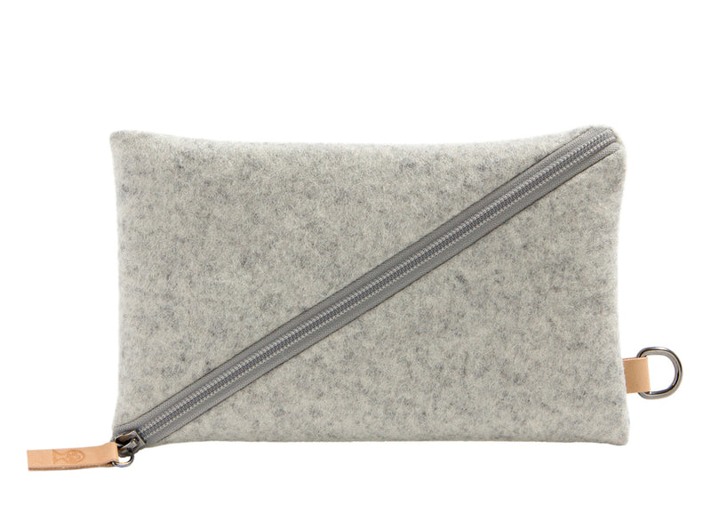 Mäppchen Diagonal Groß als stylische Handtasche getragen