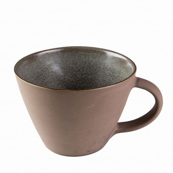 Detailaufnahme des Henkels und der glatten Glasur der Steinzeug-Tasse Bolle.