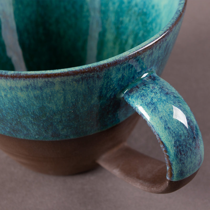 Die vielseitige Tasse Bolle wird als Schale für eine cremige Suppe verwendet.