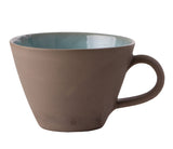 Die Milchkaffeetasse Bolle im Einsatz während einer gemütlichen Morgengenuss-Moment.