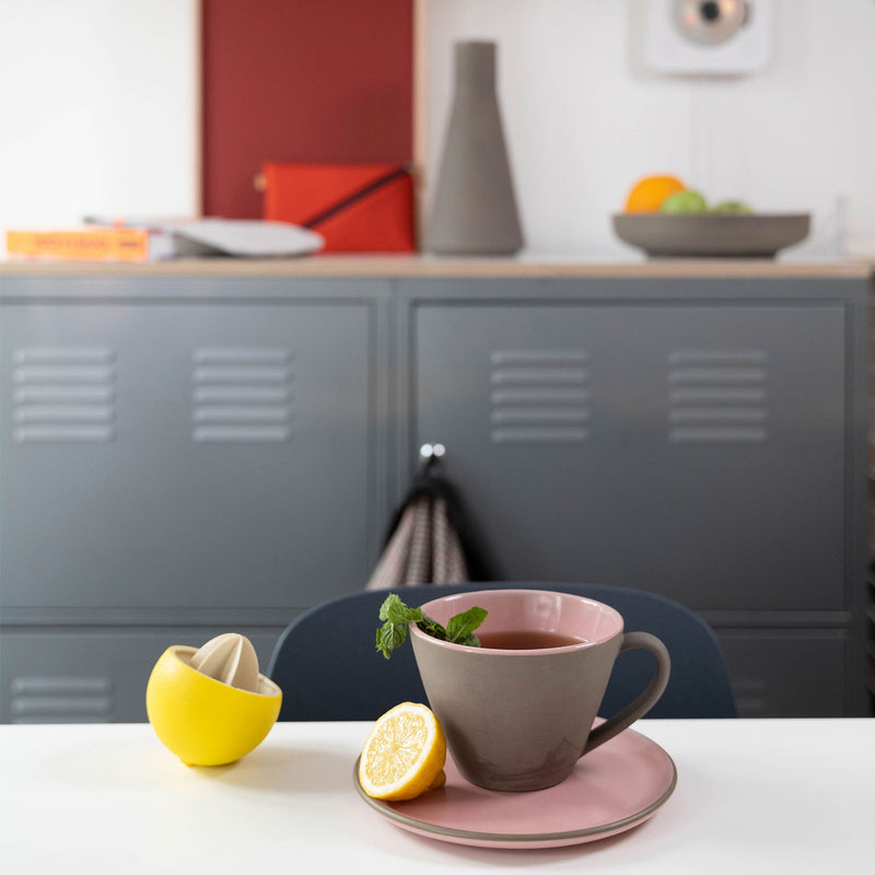 Die Milchkaffeetasse Bolle im Einsatz während einer gemütlichen Morgengenuss-Moment.
