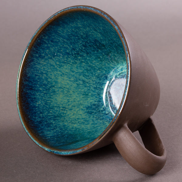 Milchkaffeetasse Bolle aus Steinzeug, groß und leer, von der Seite.