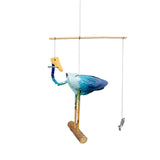 Das Künstlerkranich Mobile bewegt sich sanft an der Decke im Luftzug.