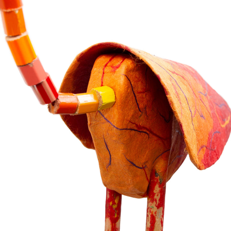 Detailaufnahme eines Papierkranichs vom Mobilé in sanften Naturfarben.