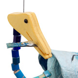 Mobilé Künstlerkranich als dezente Deko in einer Wohnzimmerecke.