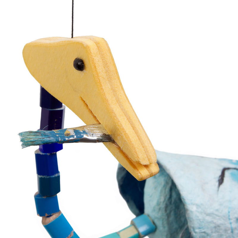 Mobilé Künstlerkranich als dezente Deko in einer Wohnzimmerecke.