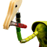 Mobilé Künstlerkranich im Tageslicht mit schöner Schattenwirkung an der Wand.