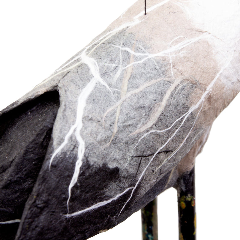 Drei verschiedene Farbvarianten des Künstlerkranich Mobiles im Vergleich.