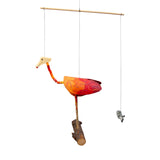 Mobilé Künstlerkranich Mobile aus recyceltem Papier vollständig aufgehängt.