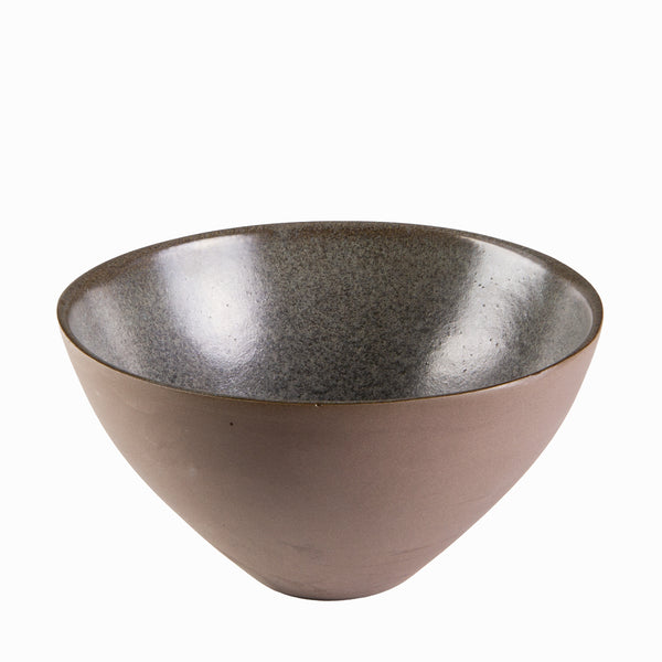 Die Müslischale Louisa gefüllt mit knusprigem Müsli, frischen Beeren und Nüssen.