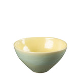 Detail der durchgehenden Innen- und Außenglasur der Nuria Schale.