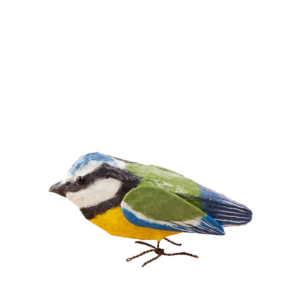 Papiermaché Blaumeise Vogelskulptur von vorn in blau-gelben Naturfarben.