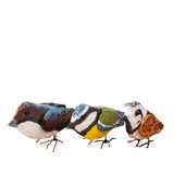 Seitenansicht der handgemachten Blaumeise aus recyceltem Papier.