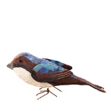 Papiermaché Mehlschwalbe Vogelskulptur in eleganter Flugposition.