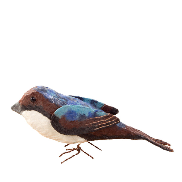 Papiermaché Mehlschwalbe Vogelskulptur in eleganter Flugposition.