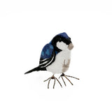 Papiermaché Mehlschwalbe Vogelskulptur in eleganter Flugposition.  