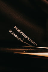 Detailaufnahme des einzigartigen fußballspielenden Fisch-Designs