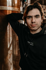 Blumenfisch Mitarbeiter trägt Hoodie in der Brauerei- Einzelperson Frontansicht