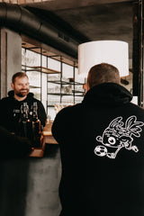 Zwei Blumenfisch Mitarbeiter im Team mit Matching Hoodies posieren