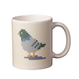 Detail der Pixel-Farben und des Berlin-Designs auf der Tasse