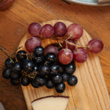 Stullenbrett Klein mit Käse, Wurst und Snacks angerichtet