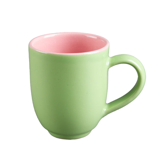 Die Tasse Bella wird gehalten, der ergonomische Henkel ist gut sichtbar